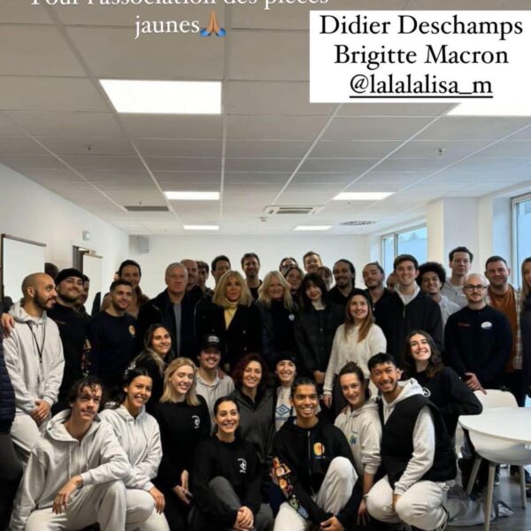 240117 Lisa @ Disneyland Paris w/ Brigitte Macron