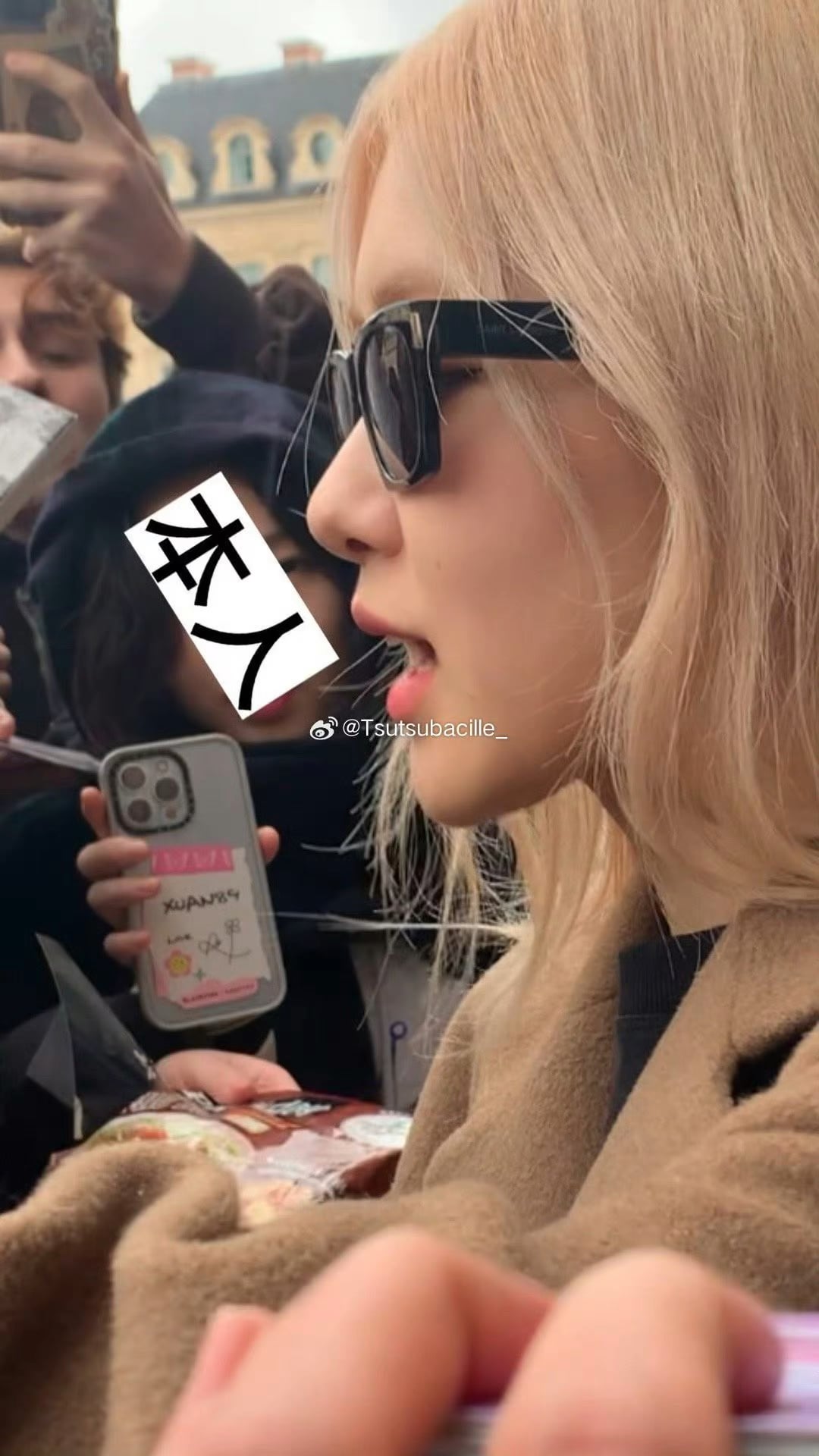 240226 Rosé greeting fans in Paris