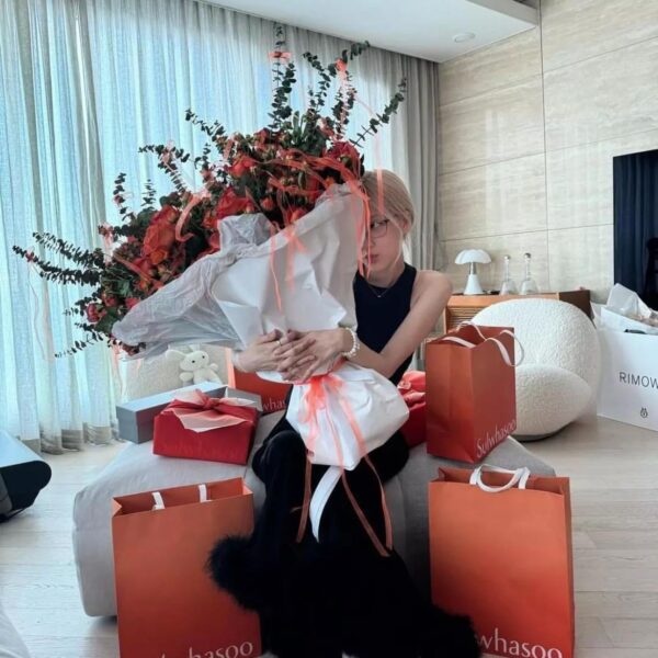 240212 does anyone know what shoes Rosé is wearing in this photo?