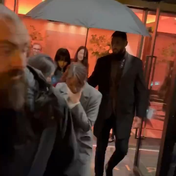 240305 Lisa on her way to LOUIS VUITTON Paris Fashion Week After Party