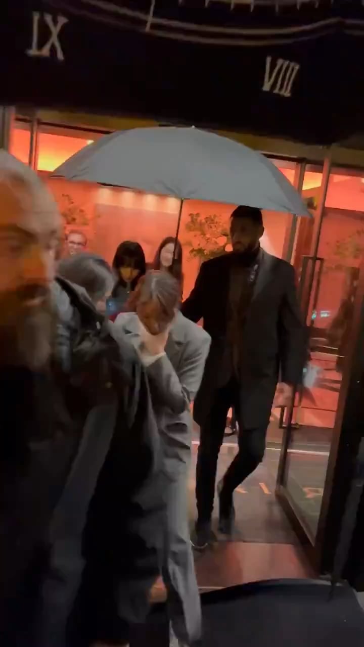 240305 Lisa on the way to LOUIS VUITTON Paris Fashion Week After Party