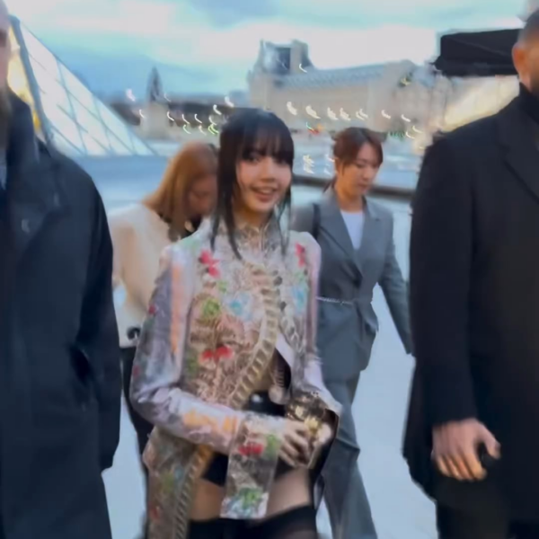 240305 Lisa arrives @ LOUIS VUITTON Paris Fashion Week