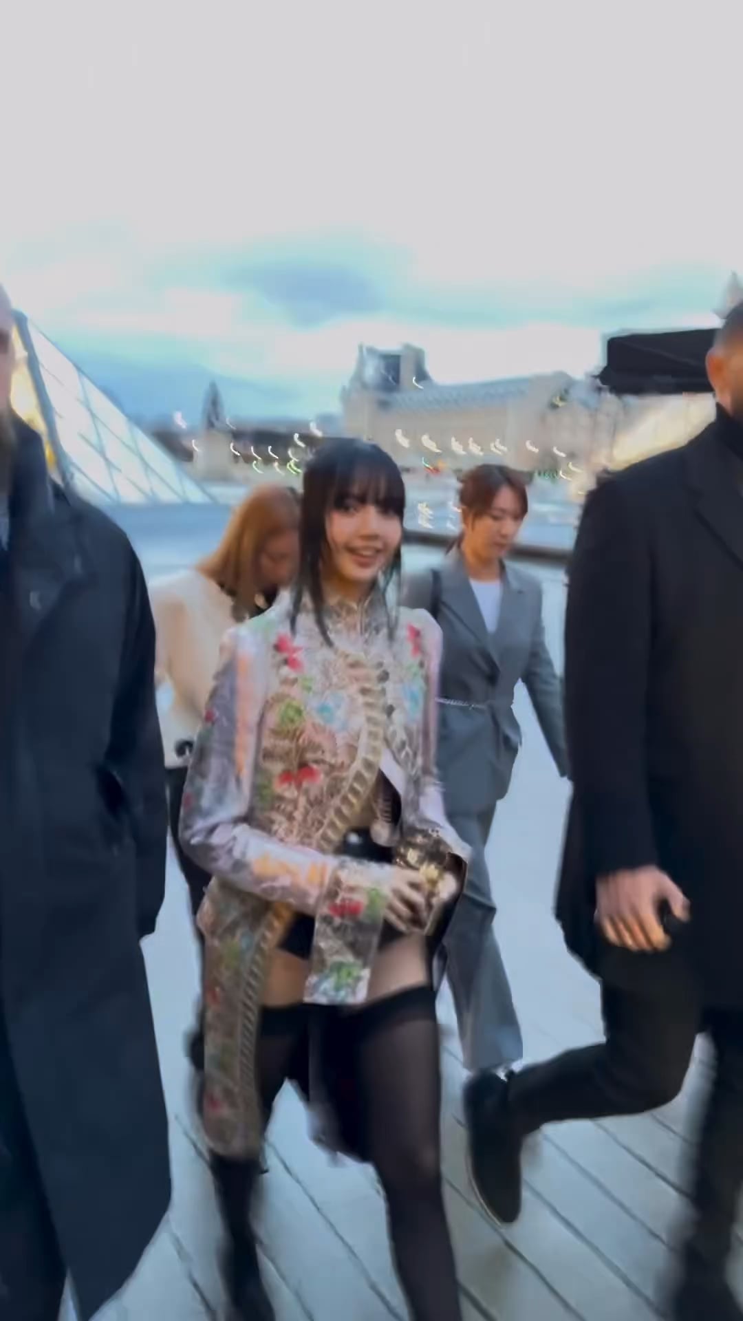 240305 Lisa arrives @ LOUIS VUITTON Paris Fashion Week