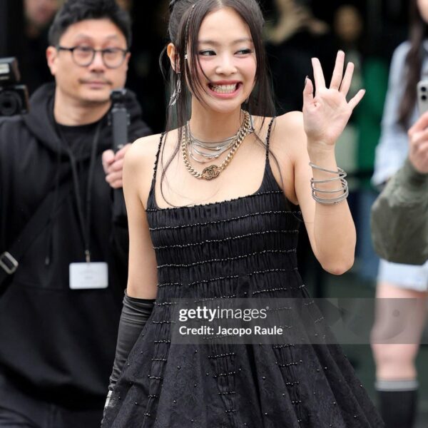 240305 Jennie @ CHANEL Paris Fashion Week [Getty Images]