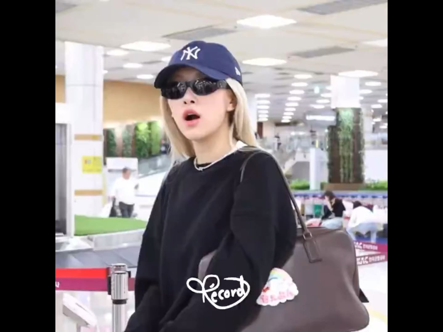 240413 Rosé @ Gimpo International Airport (Arrival from Tokyo)