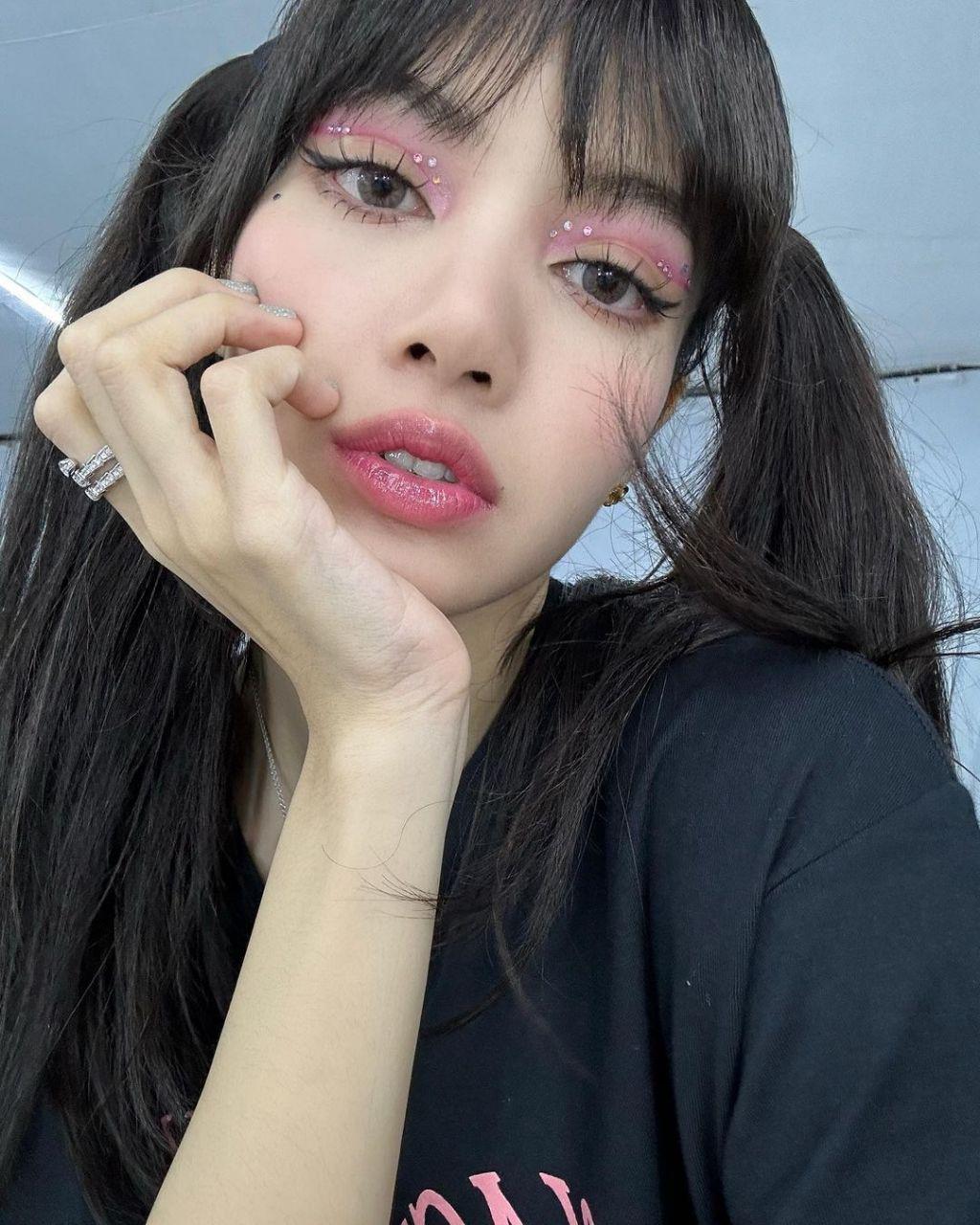 Lisa manoban selfie