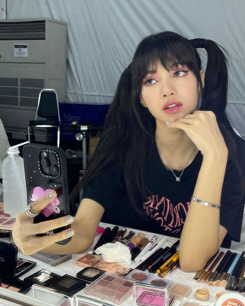 Lisa manoban selfie