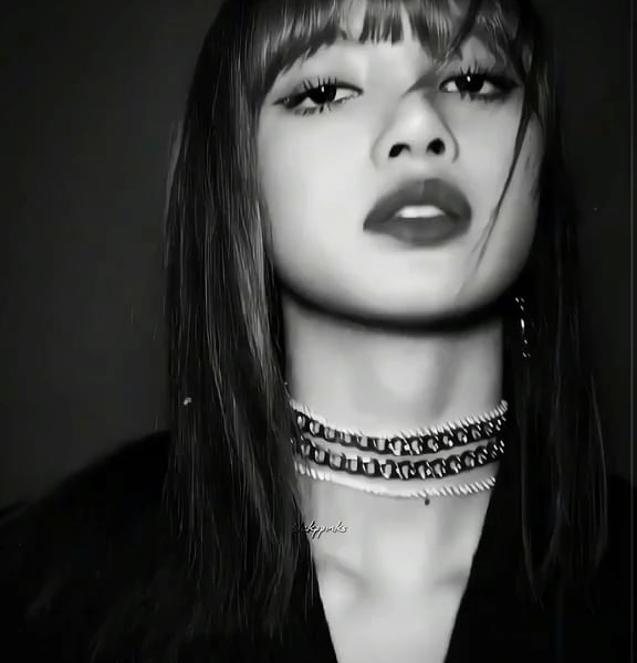 Lisa Manoban video b/w