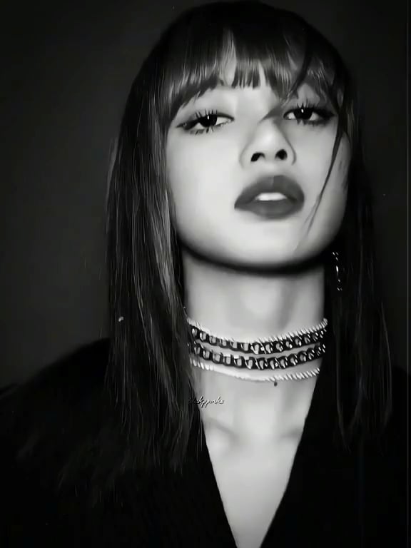 Lisa Manoban video b/w