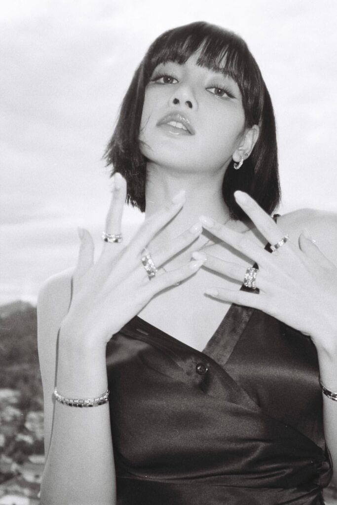 Lisa Manoban b/w
