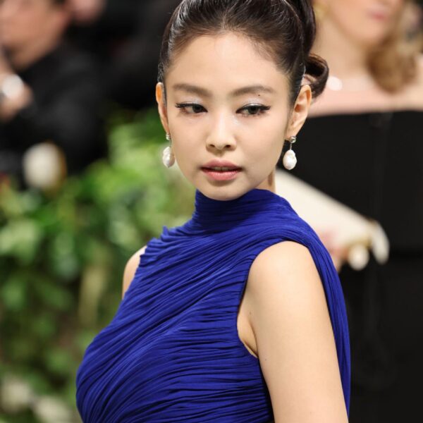 240506 close-up of Jennie's Met Gala makeup