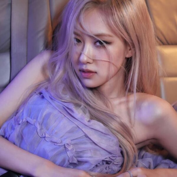 ROSÉ has signed an exclusive contract with THEBLACKLABEL for individual activities.