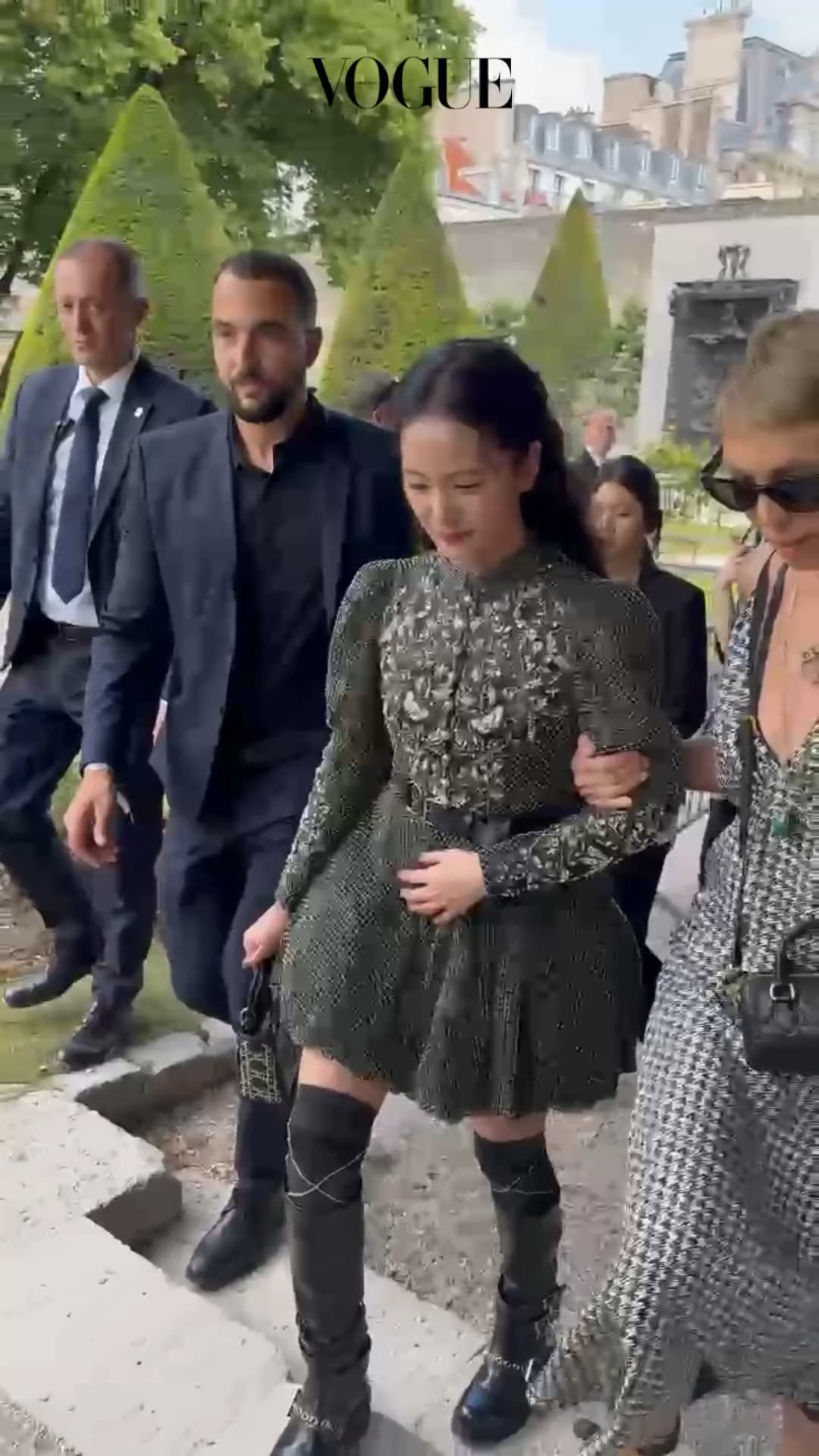 240624 Jisoo arrives @ DIOR Paris Fashion Week
