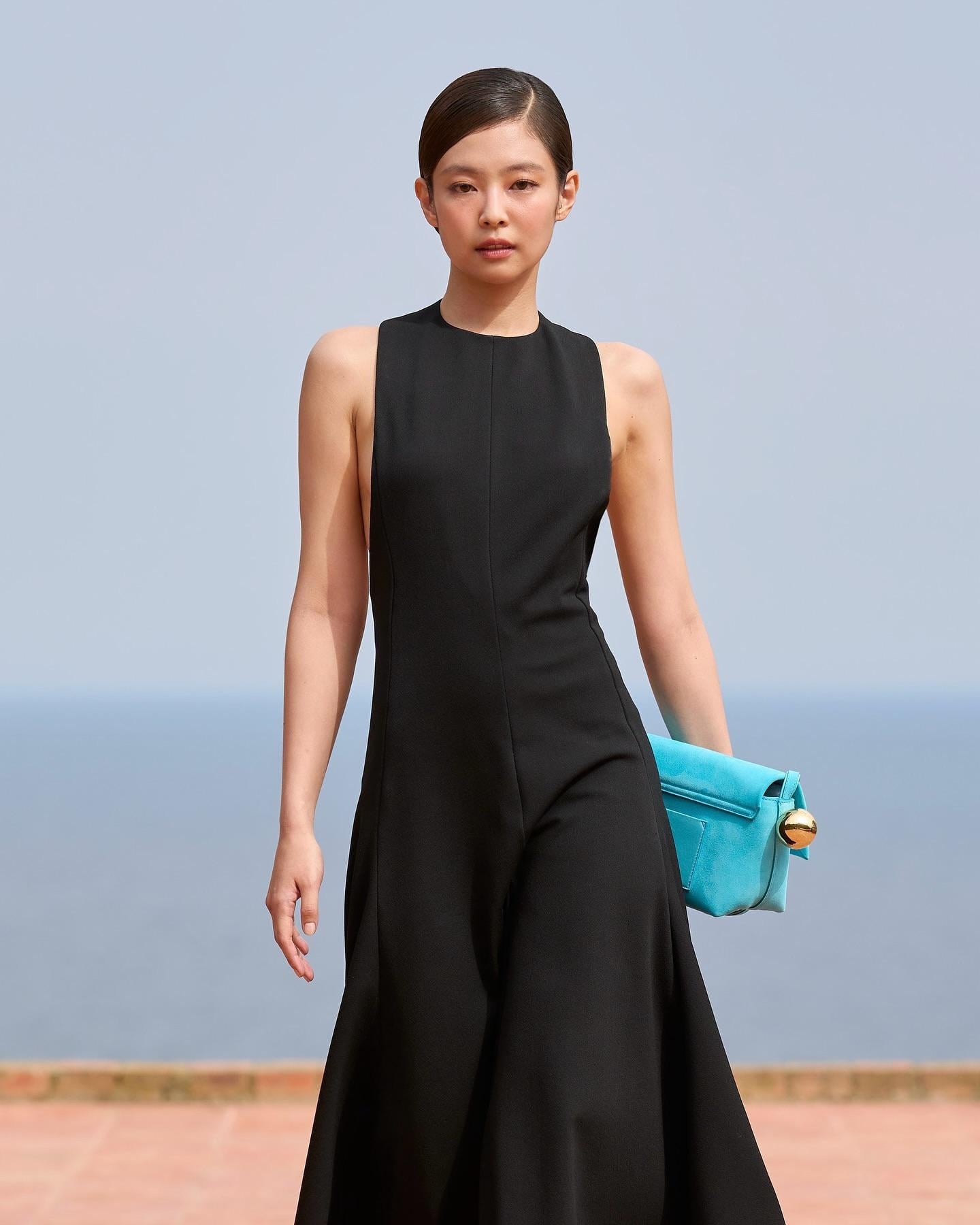 240610 JENNIE walks the runway @ JACQUEMUS FW24 “LA CASA” SHOW