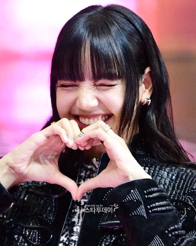 Hearts and smiles from Lalisa Manoban