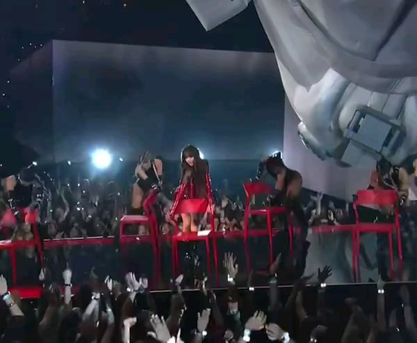 240912 Lisa performs 'New Woman' at the VMAs