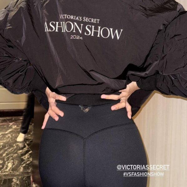 241015 Lisa Teasing the VS Fashion Show - Appearance / Walk 🤡 / Performance?