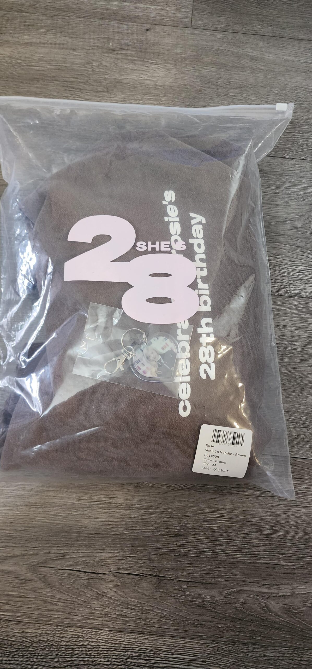I finally got my Rosè She's 28 Hoodie and Keychain.