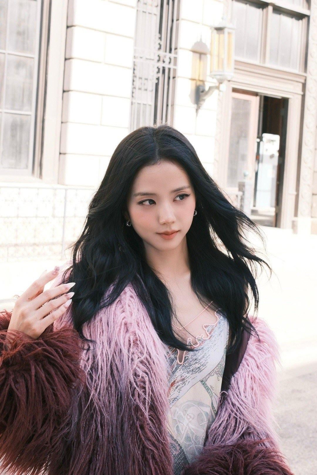 Jisoo SNS Updates - 250627