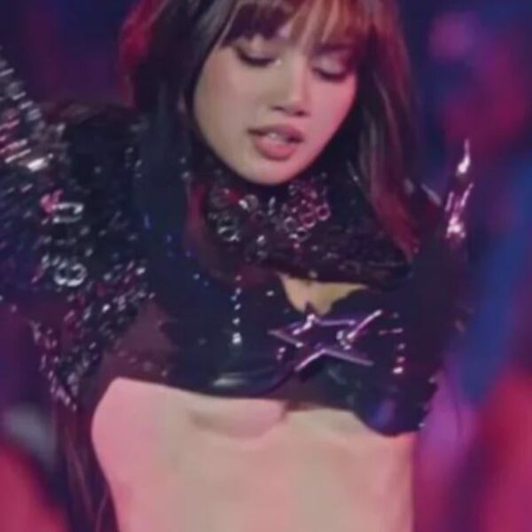 Lisa underboob🍒