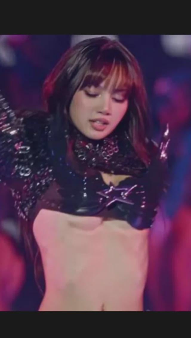 Lisa underboob🍒