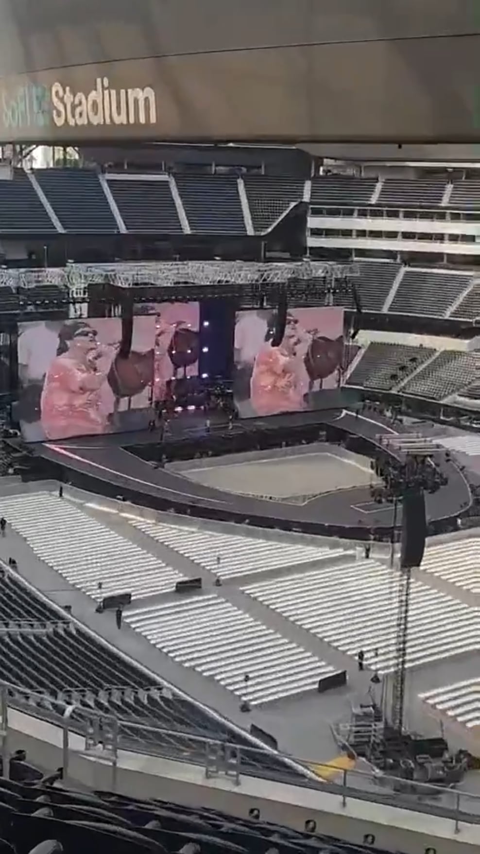 250713 ROSÉ and Bruno Mars rehearsing ‘APT.’ for BLACKPINK’s concert in LA Day2 tonight.