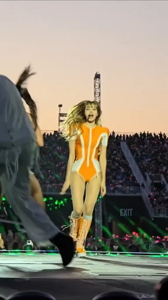 Lisa “Performance” Toronto Show 🔥