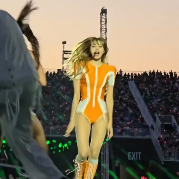 Lisa “Performance” Toronto Show 🔥