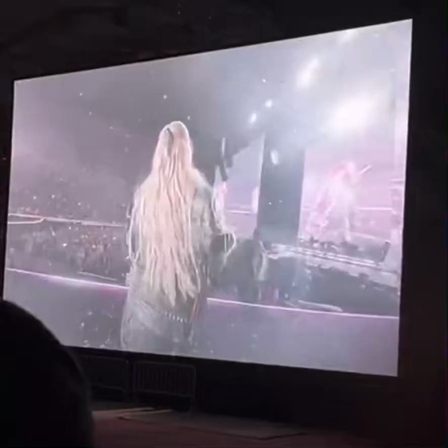 250705 Rosé brought a lucky BLINK onstage during ‘APT.’ @ BLACKPINK WORLD TOUR <DEADLINE> IN GOYANG D1