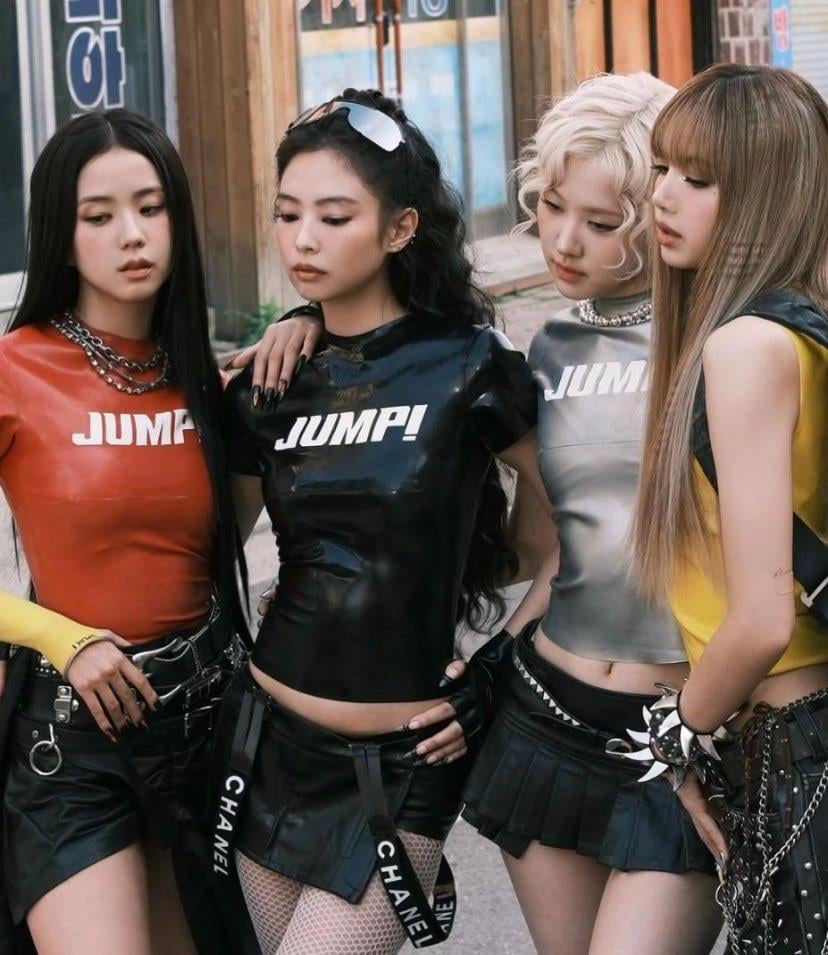 250718 ‘뛰어(JUMP)’ now break its tie with Sabrina Carpenter's "Manchild" as the longest-running #1 female hit released this year on global Spotify chart (6 days at #1)