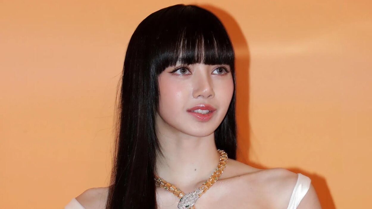 Lalisa with chain