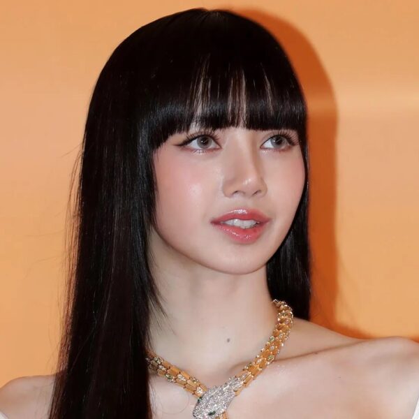 Lalisa with chain