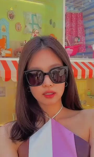 Jennie looking pretty as always