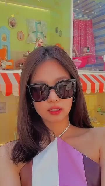 Jennie looking pretty as always