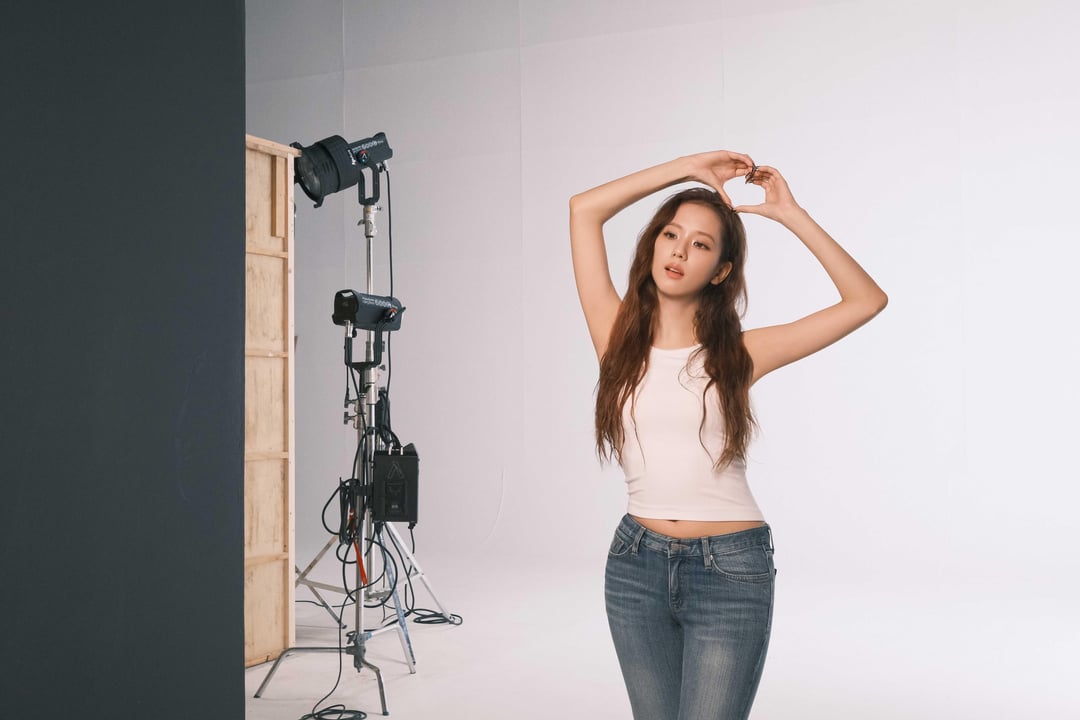 250714 JISOO APP Update | [📸] [AMORTAGE] PHOTOBOOK BEHIND