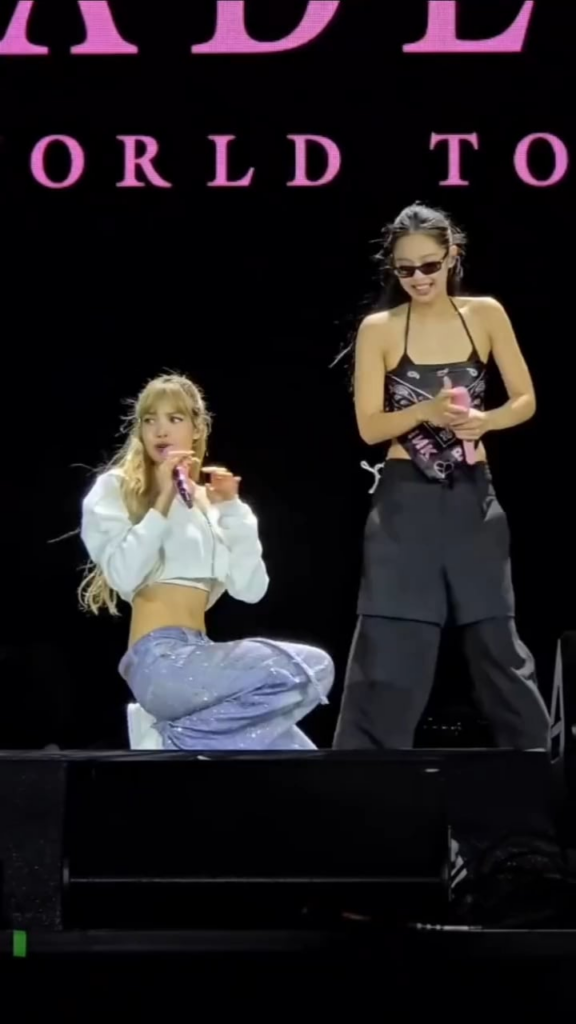 250725 Just love the girls having the time of their lives on the stage 🖤🩷