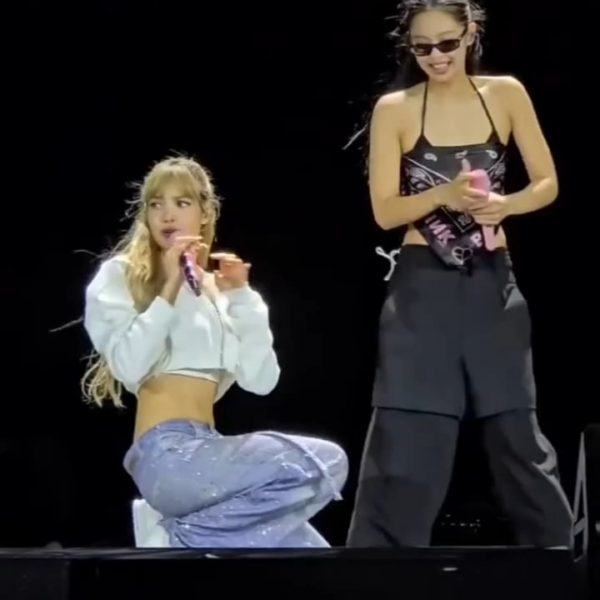 250725 Just love the girls having the time of their lives on the stage 🖤🩷