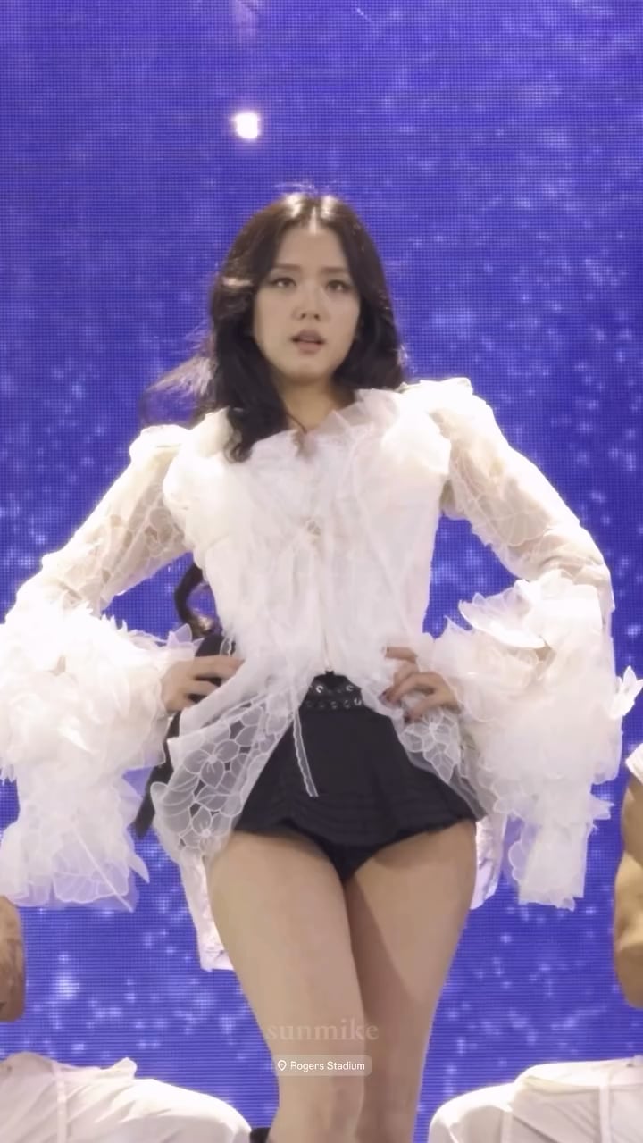 250722 Jisoo - Earthquake (Toronto)