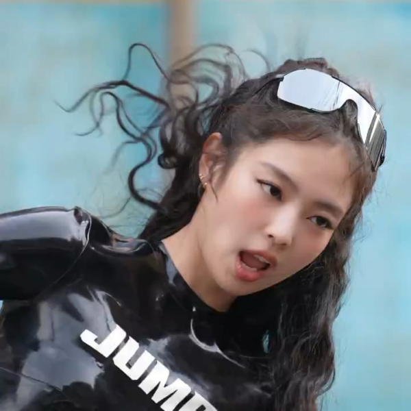 250717 BLACKPINK - ‘뛰어(JUMP)’ M/V BEHIND THE SCENES CLIP (JENNIE)