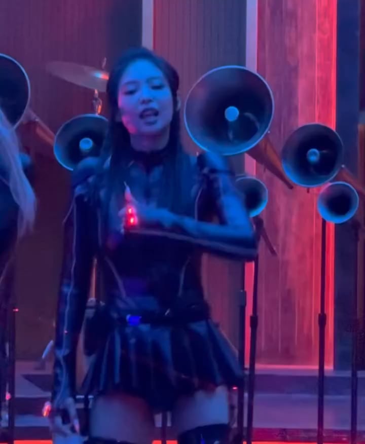 Jennie looking cute as ever dancing - 250712