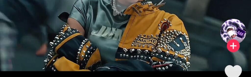 220725 Rosé’s jacket in Jump