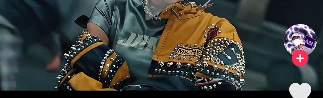 220725 Rosé’s jacket in Jump