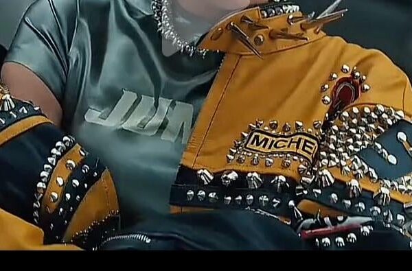 220725 Rosé’s jacket in Jump