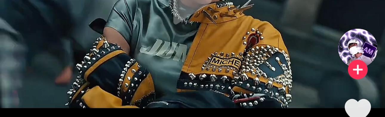 220725 Rosé’s jacket in Jump