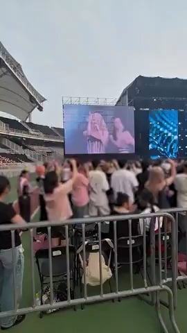 250710 Huh Yunjin Weverse Update w/ BLACKPINK, Sakura, Chaewon, Kazuha & Eunchae