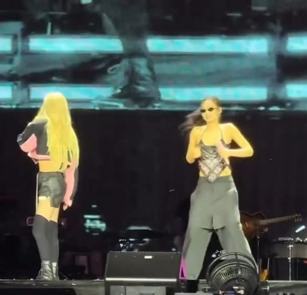 250722 ROSÉ & BLACKPINK - ‘APT.’ @ BLACKPINK World Tour [DEADLINE] Toronto D1