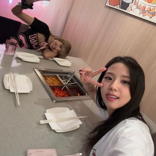 250724 Jisoo Weibo Update w/ Lisa
