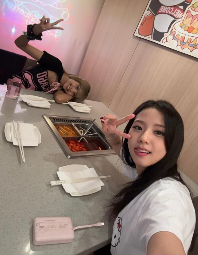 250724 Jisoo Weibo Update w/ Lisa