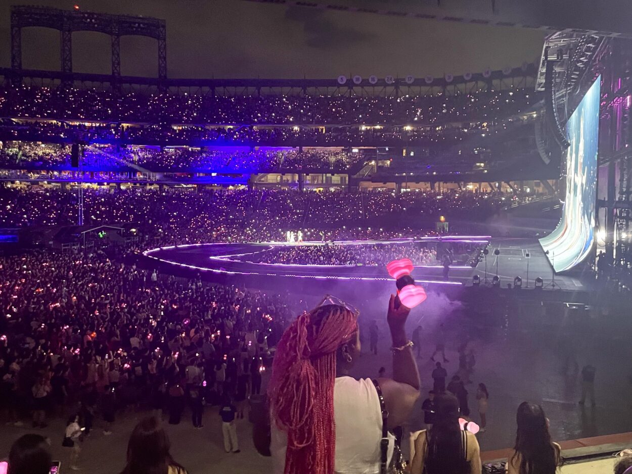 250728 this girl at the NY concert yesterday made my night 🩷🖤