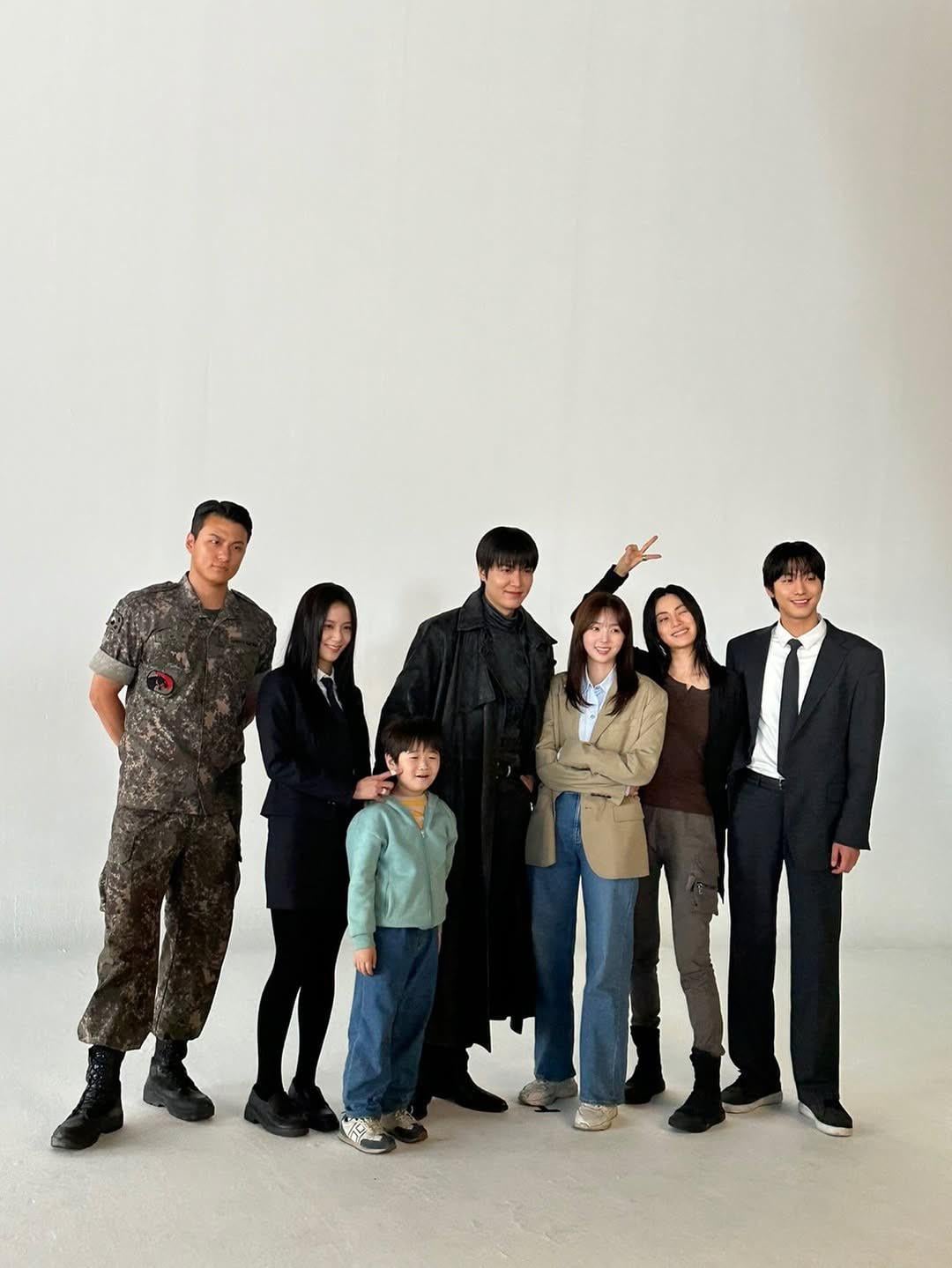 250723 Jisoo w/ The Cast of ‘Omniscient Reader: The Prophecy’